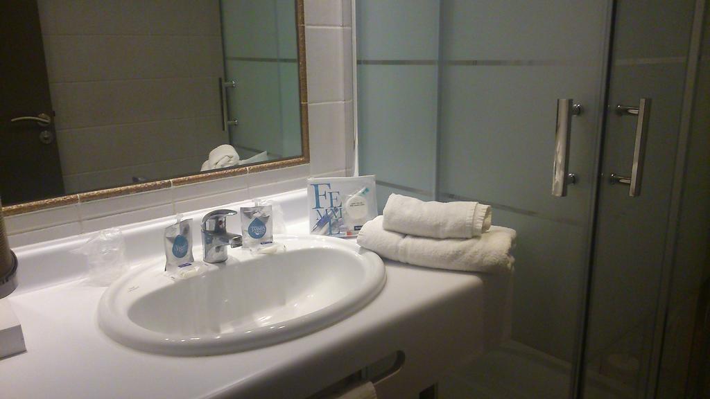 Kyriad Nimes Centre Екстериор снимка